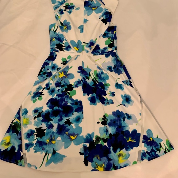 Beautiful Blue Floral Dress💙 size 4, gently worn! - Picture 5 of 6